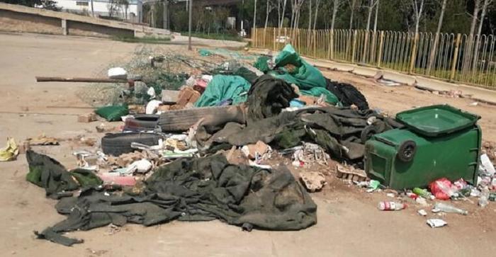 【啄木鸟在行动】槐荫区匡山立交西南角停车场院内垃圾随意堆放