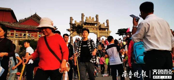 你们在泰山十八盘上挤油油，记者却找到一条景美人稀的爬山道