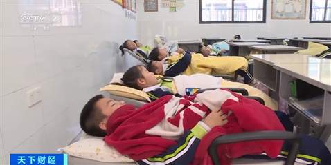 课桌椅变成床、教室变“宿舍”!福建泉州一学校可躺睡桌椅火了