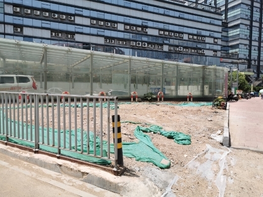 【啄木鸟在行动】三合街一处施工地带防尘网覆盖不全致渣土裸露