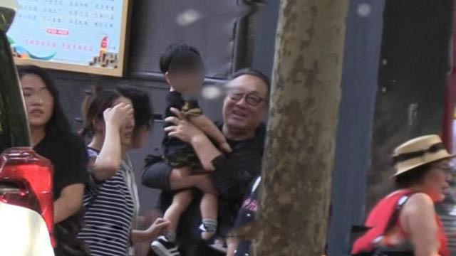 Baby素颜带娃出街，黄晓明父母全程陪伴，与公婆相处默契