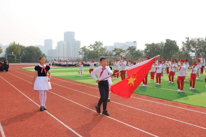 红领巾心向党，友谊小学开展建队节活动