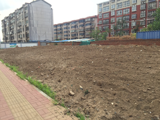 【啄木鸟在行动】铁厂北路东都尚城北门对面区域有大片裸土