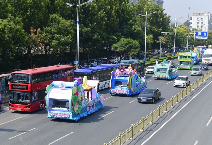 花车巡游上演首秀 “流动的风景线”谱写泉水乐章