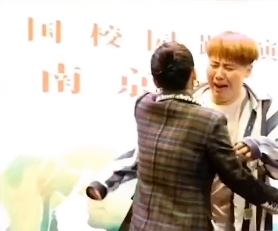 “从没有男人为我这样”男粉丝拥马思纯入怀激动落泪