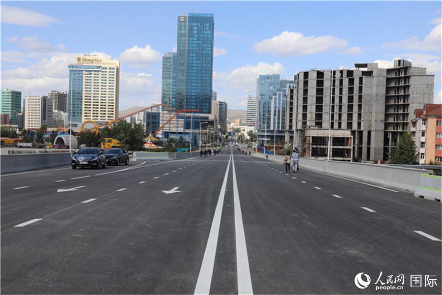 中企承建蒙古国最大互通立交桥主桥建成通车