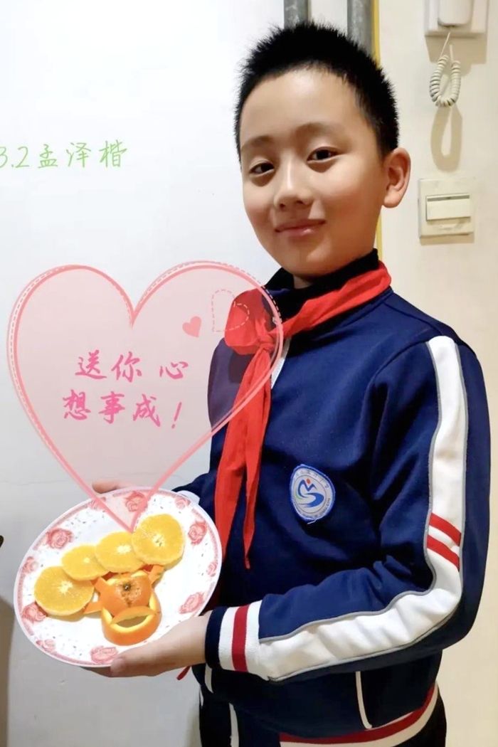 济南市滨河小学学生用“创意拼盘”辞旧迎新