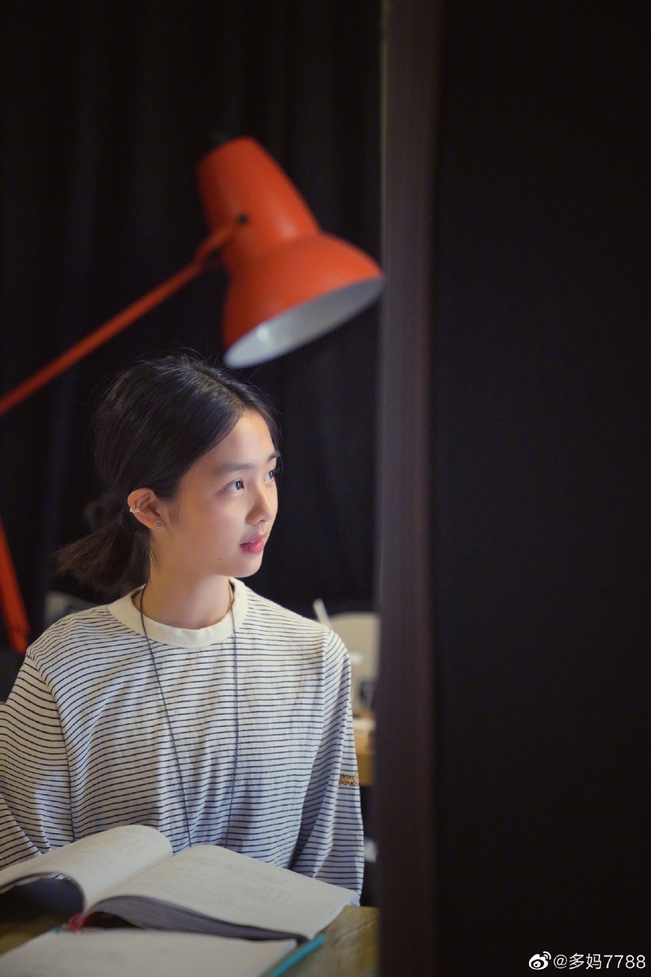 孙莉晒女儿与何炅排练照 多妹扎马尾气质优越