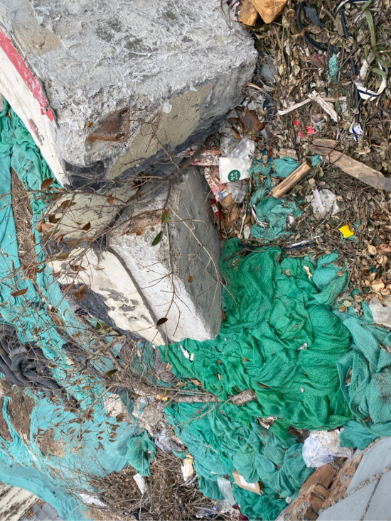 啄木鸟在行动：兴福寺路和东营西路交叉口渣土裸露 防尘网破损严重
