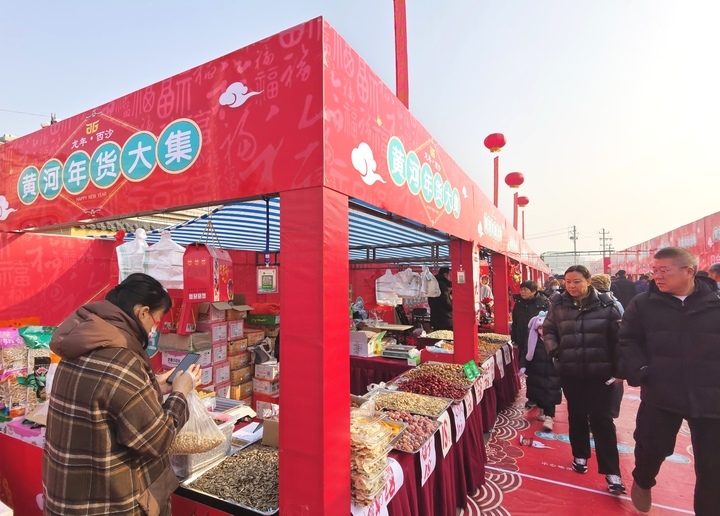 农历新年临近，年货大集开张