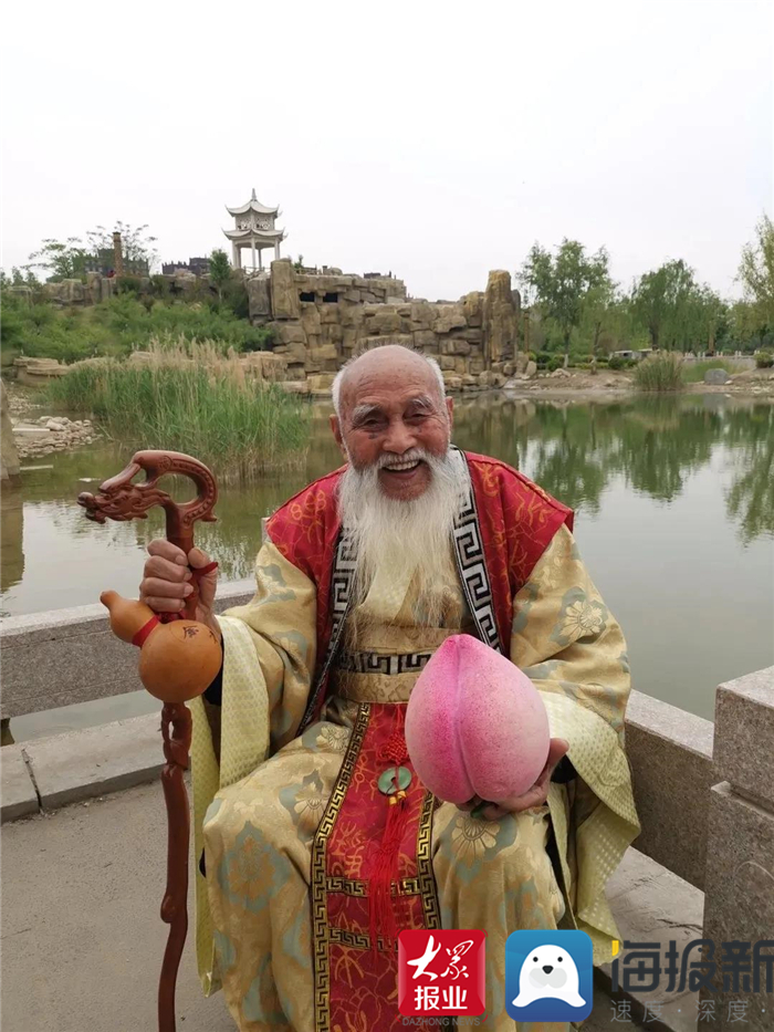 菏泽有个106岁的网红“神仙爷爷”：爱鸡蛋、红烧肉，每天喝点小酒…