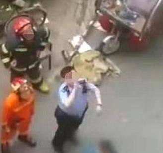 妻子遭丈夫背叛，拽着孩子跳楼！孩子：妈妈你千万别跳，我自己跳