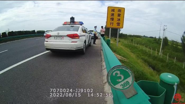 车辆没油在高速路上推车，交警及时制止帮助除隐患