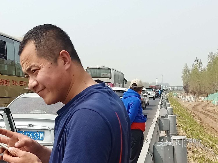 青银高速一路段发生拥堵，司机下车等待