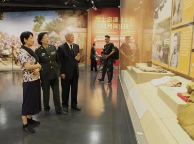 王尽美烈士嫡孙王明华、王爱华到济南革命烈士陵园祭扫