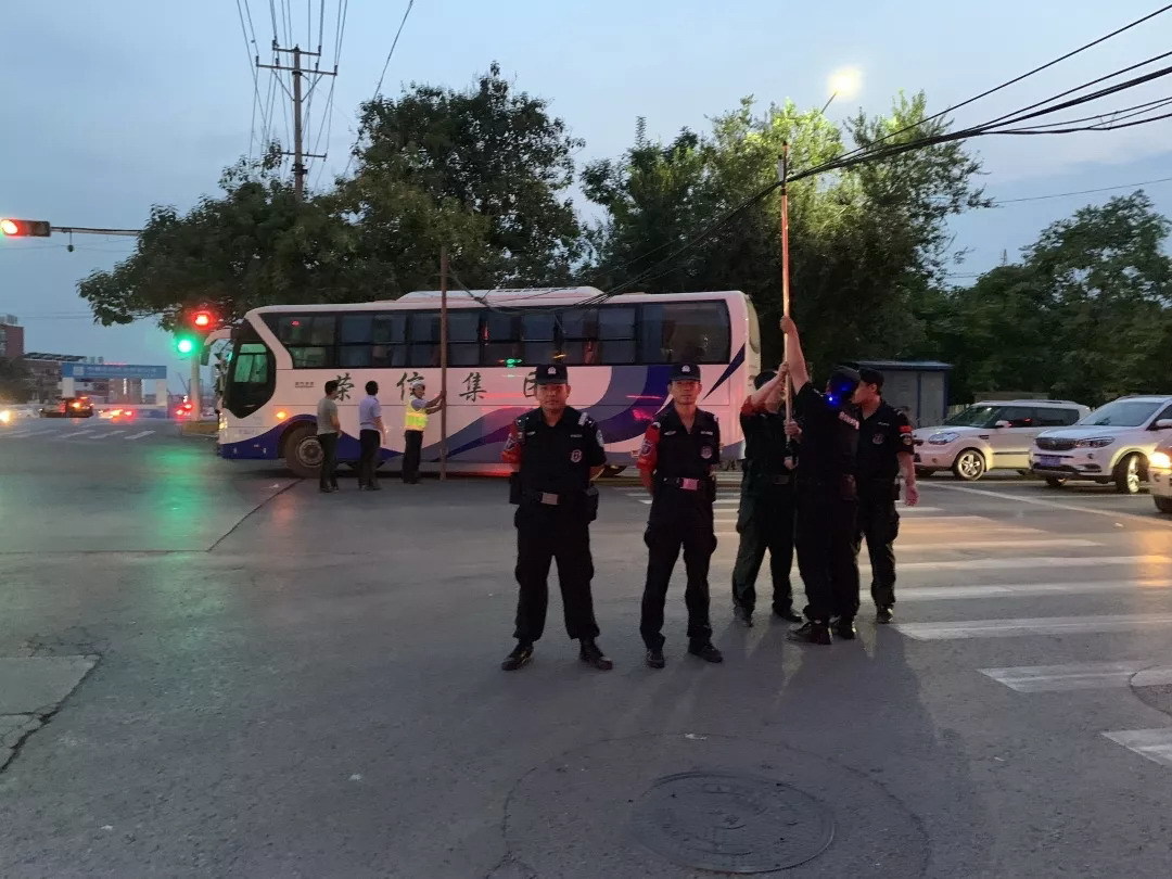 暖心！民警甘当“人体电线杆” 撑举落地电缆三小时