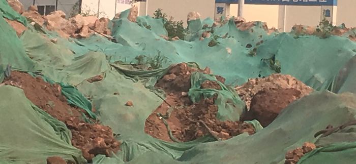 【啄木鸟在行动】舜馨佳园南侧渣土裸露 存扬尘隐患