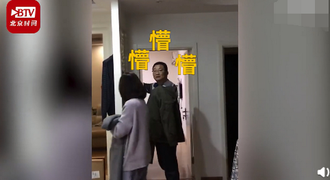 留学生女儿突然回家爸爸表情亮了，网友：开始觉得好笑后来却鼻酸