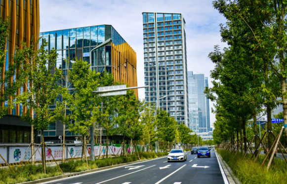 济南中央商务区南北核心路展露新容 取消道路临时停车位