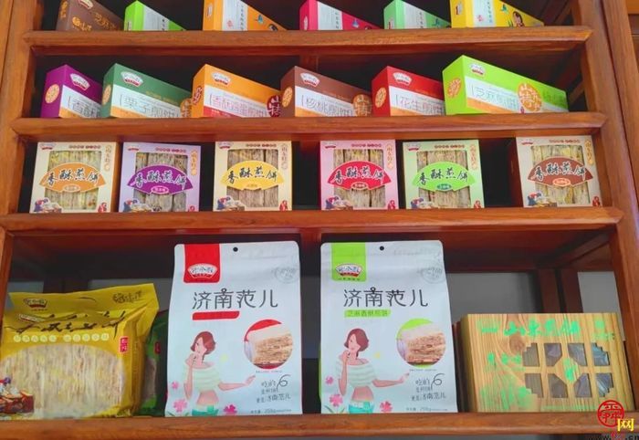 泉水人家有一“煎饼侠”，百十岁了依然嘎嘣脆，听说还有了新绝活…