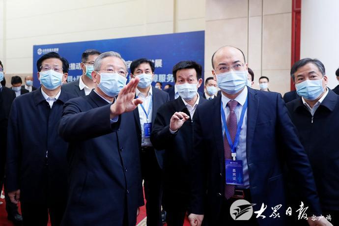 刘家义李干杰观看山东省互联网医保大健康服务平台功能展区