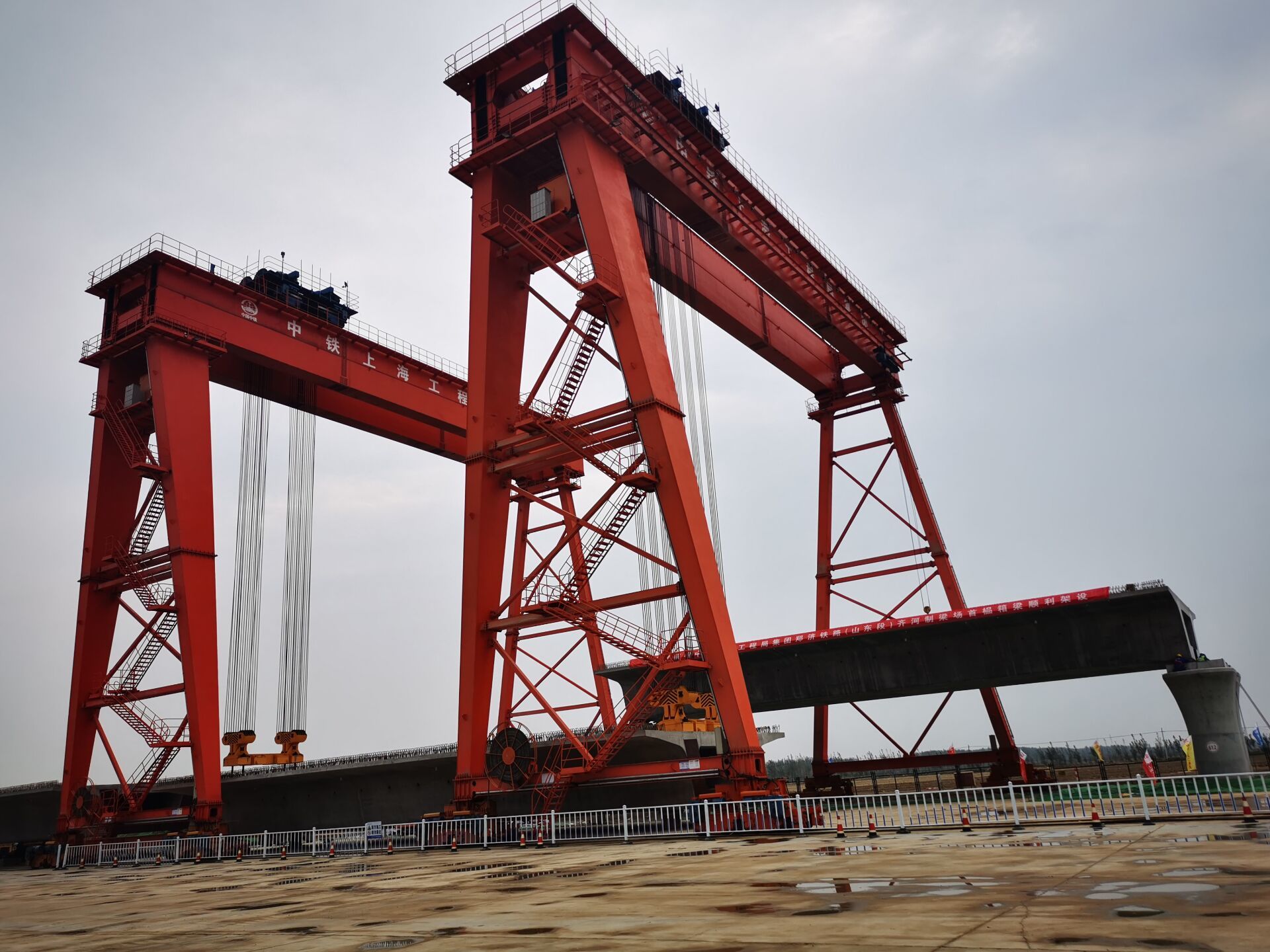 郑济铁路山东段首榀箱梁架设成功