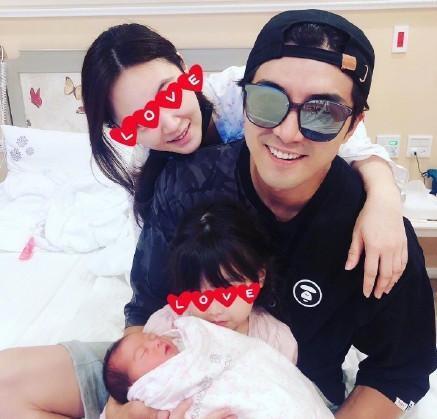 贺军翔二胎得女|甜Skr人!贺军翔二胎得女晒一家四口合照 网友:恭喜小美 辛苦了翔嫂