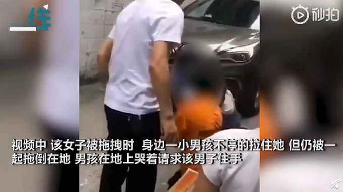 可怜孩子!错车发生口角男子抓扯女子头发拖行,小男孩倒地哭求:叔叔求你了