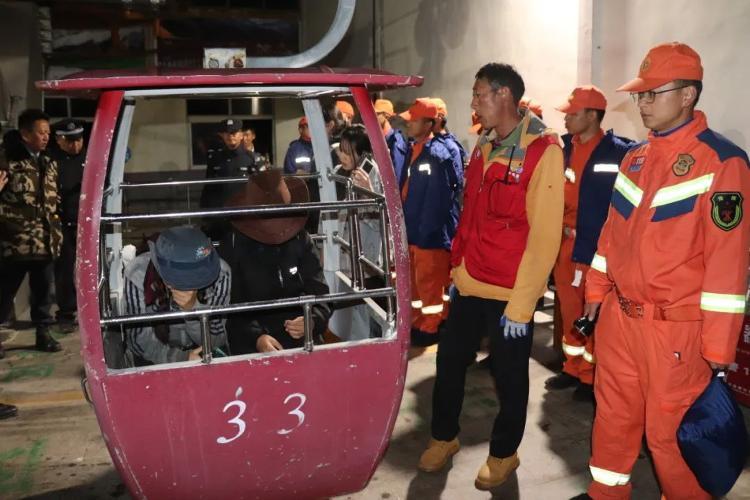 5名学生私自进入玉龙雪山被困，消防3小时安全救出