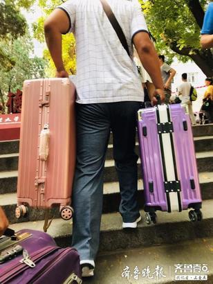 开学季少不了父亲的肩头、母亲的臂弯！记者直击山师迎新现场