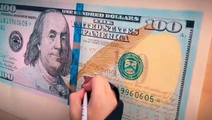 90后小伙手绘美元堪比印刷 甚至有民警上门了解情况