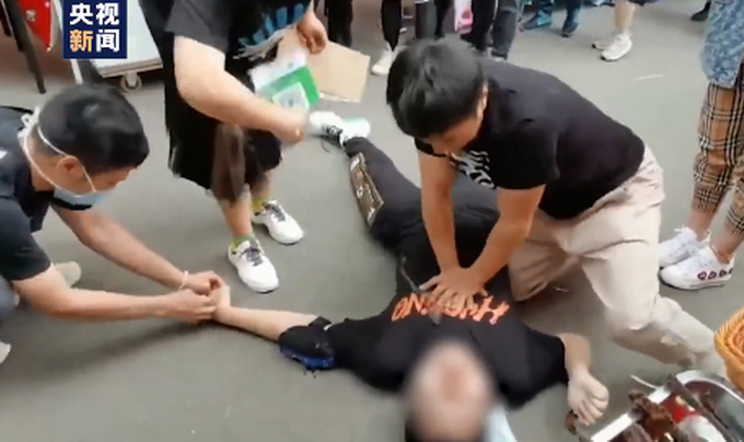 医生跪地救人眼镜甩飞！危急时刻救人一命