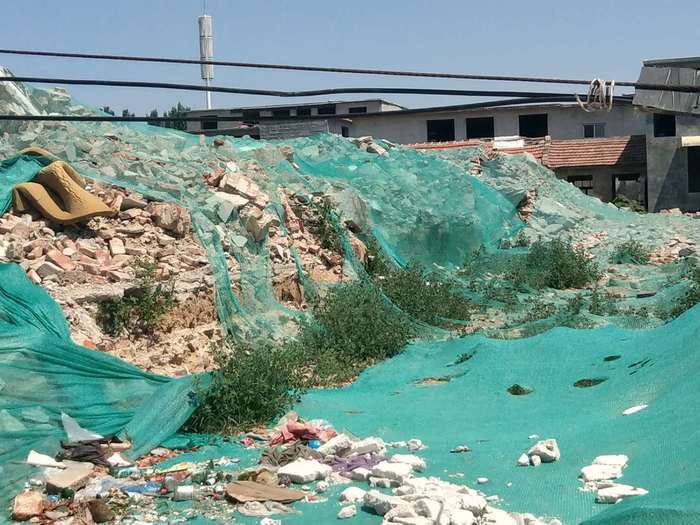 【啄木鸟在行动】槐荫区王府庄村拆迁现场建筑垃圾堆积严重　