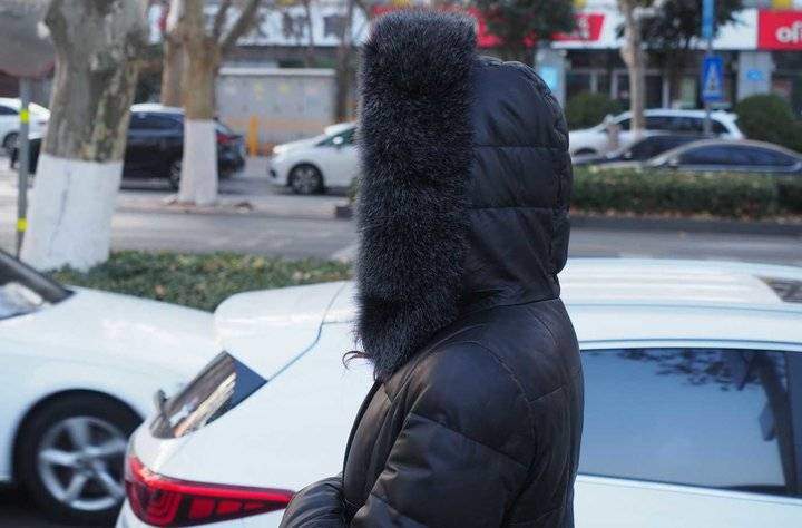 济南数千名艺考生冒寒风考试，家长开车陪考不熄火保温