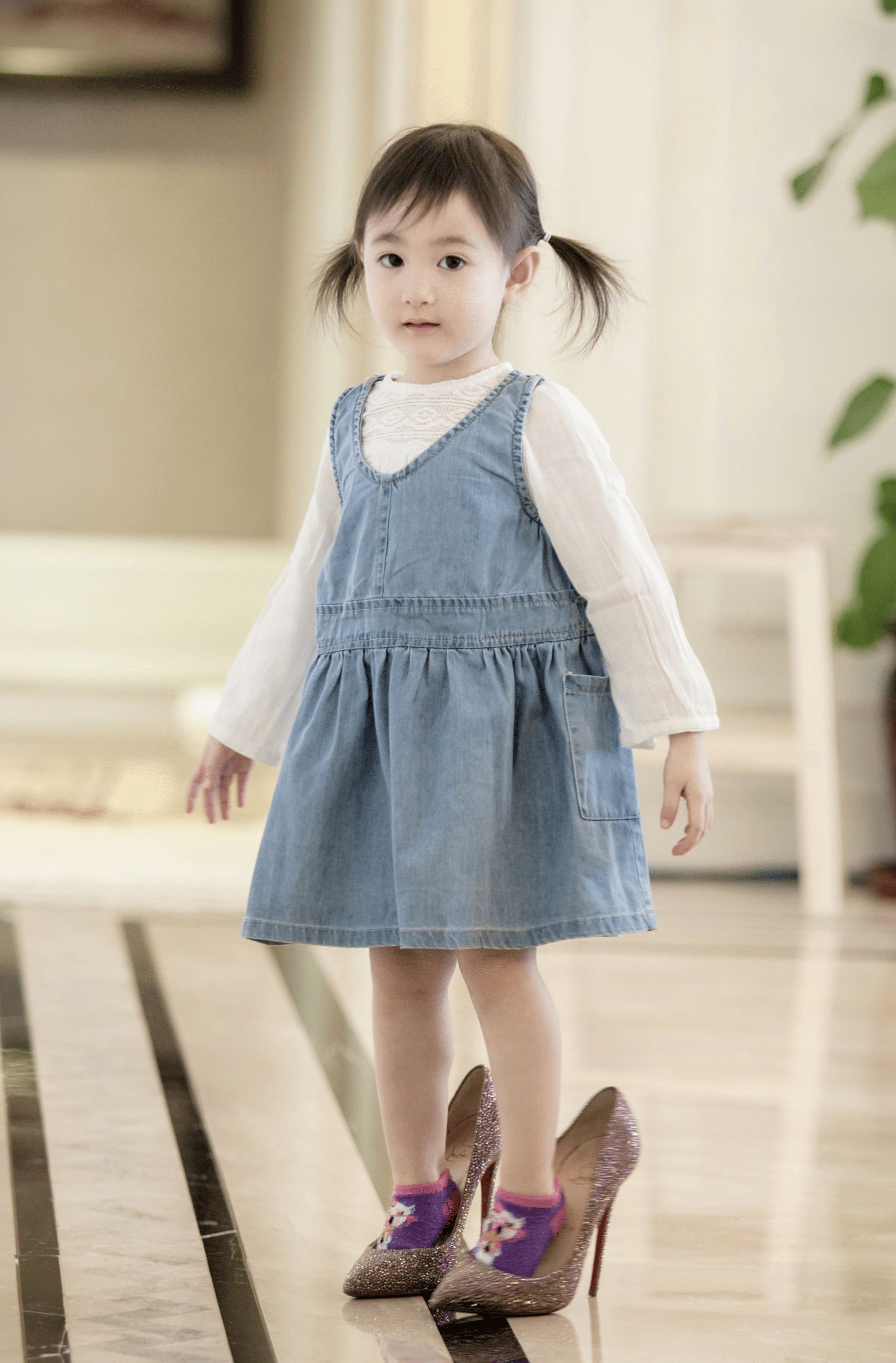 李小鵬7歲女兒奧莉近照變化好大，身材清瘦氣質好出眾
