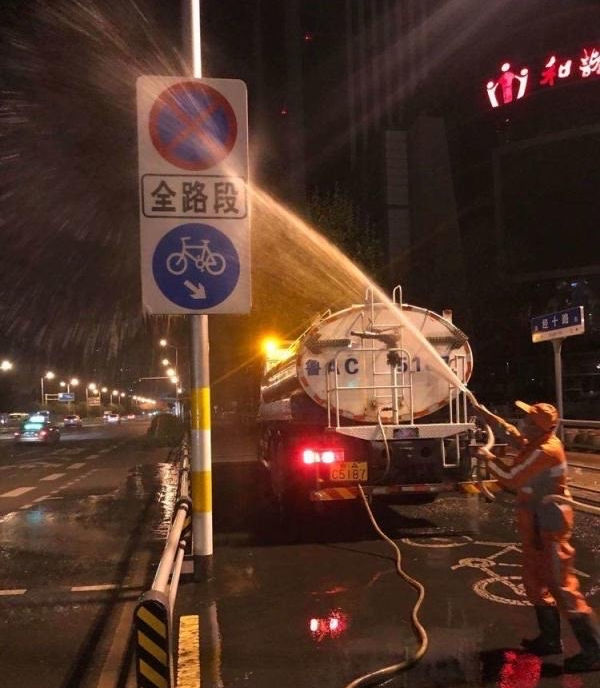 扮靓城市家具，提升城市品质，济南城管掀起爱国卫生运动热潮，干干净净喜迎五一