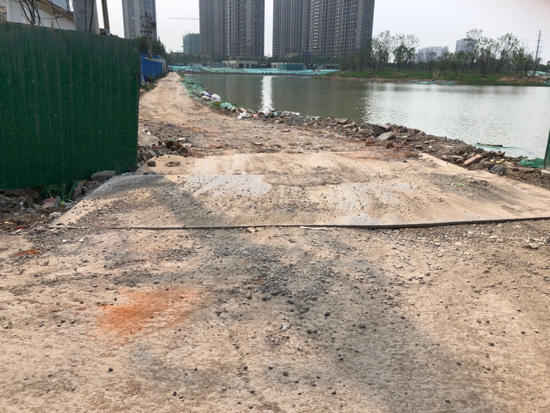 【啄木鸟在行动】水屯路与水屯北路交汇处以北500米处渣土裸露