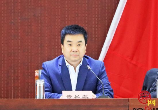 县长袁长奎主持会议,县人大常委会主任李方金,县委副书记王磊参加会议