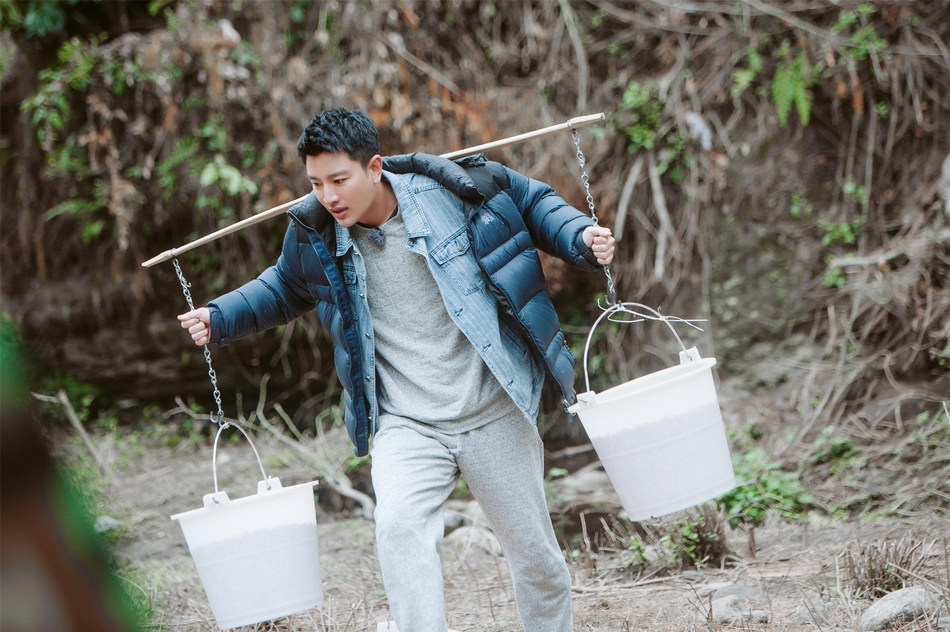 哈哈农夫变“挑夫” 王源贾乃亮挑百斤担走得踉跄