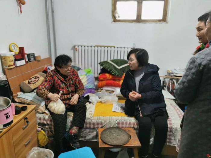 初雪暖情 槐荫区战风雪的温暖瞬间