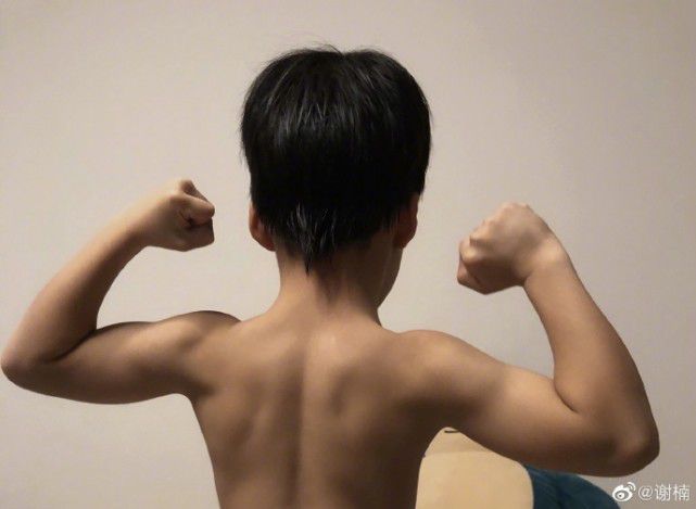 谢楠晒6岁儿子手臂线条 小小年纪就让人觉得充满着力量