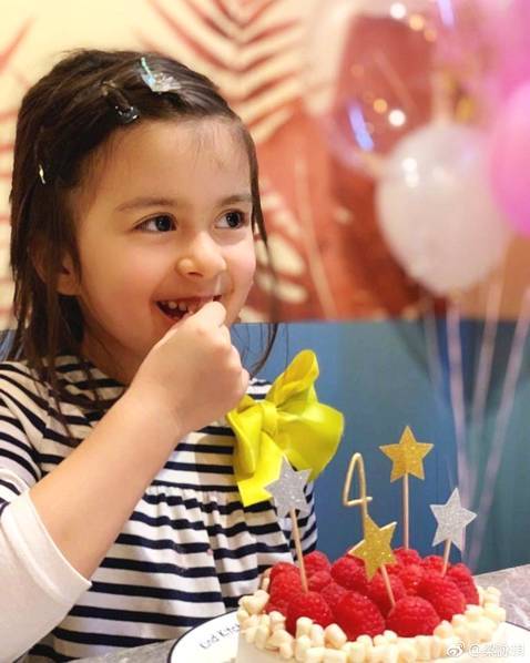 梁咏琪4岁混血女儿近照曝光，大眼睛高鼻梁颜值高到犯规！