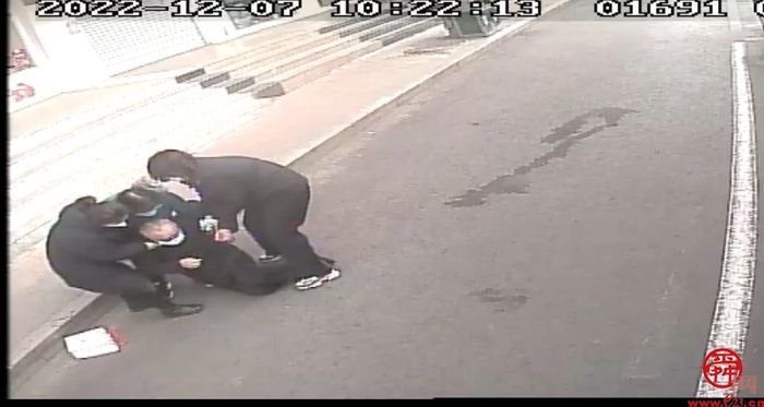 两位老人路边接连摔倒  济南公交这位驾驶员毫不犹豫伸援手