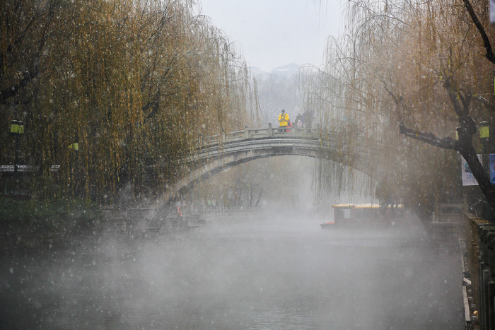 济南的冬天：雪花落在泉水里 全是诗情画意
