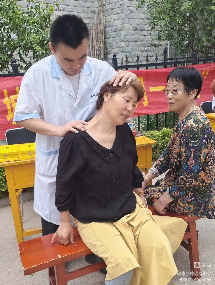 送健康“暖人心”！济南市健康保健行业协会义诊活动走进美里湖街道绿岛颐年苑社区