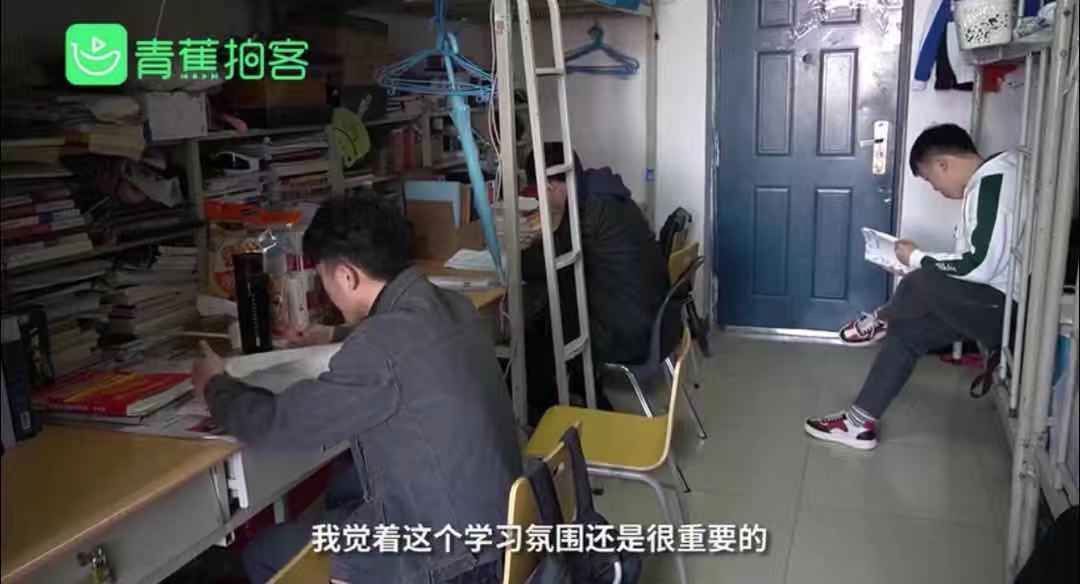 对时间精打细算！“学霸”寝室上线：每天学习12小时