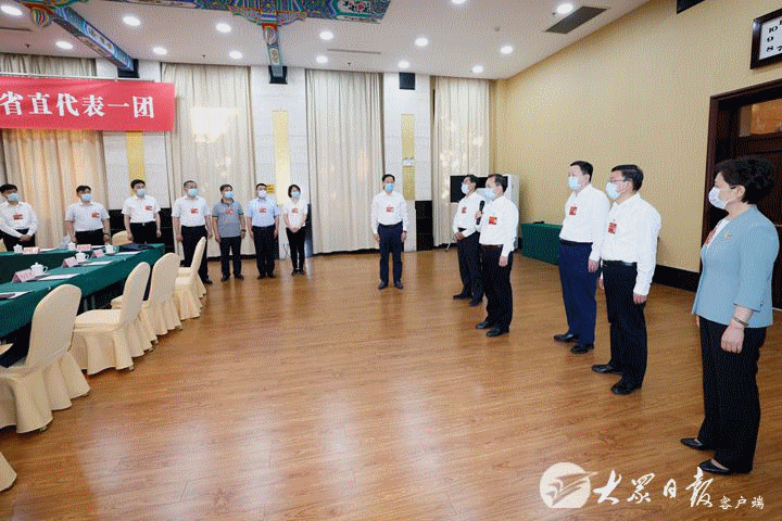 山东省委领导看望省第十二次党代会代表