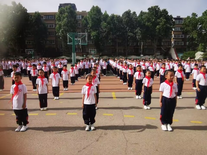 济南市天桥区实验小学举行党建带队建新队员入队仪式