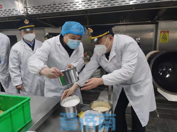 孩子们“开餐了”，放心吃踏实学！济南市场监管部门开展学校食堂食品安全检查行动