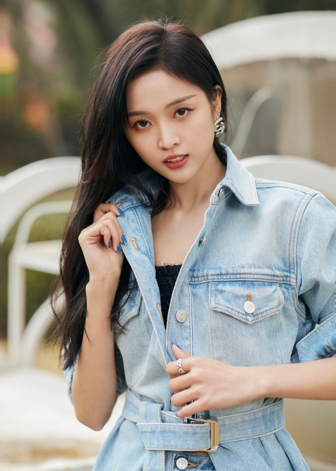 牛仔套装活力四射！吴宣仪穿牛仔套装秀长腿